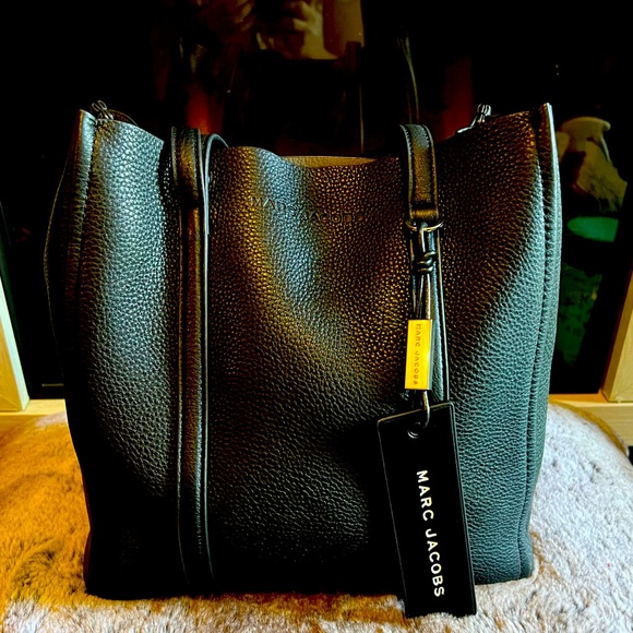 Marc Jacobs Accessories - Marc Jacobs The Tag Tote Bag w dust bag